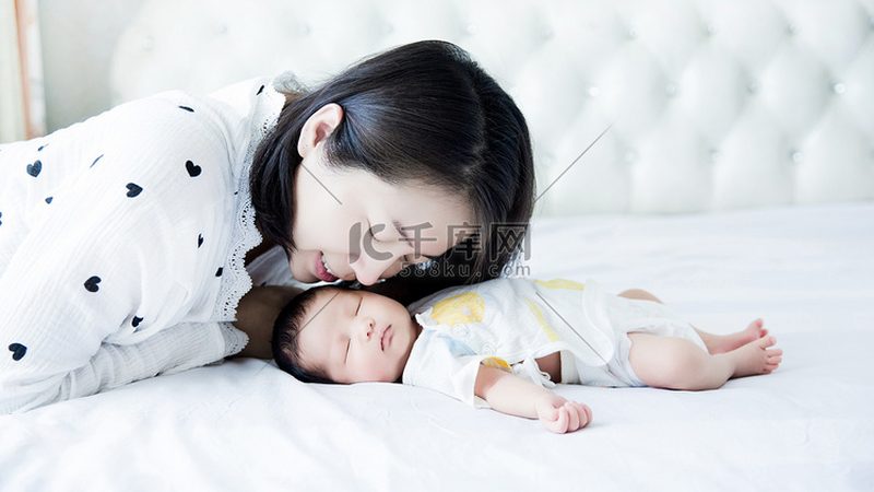 母婴护理师：必备技能解析**